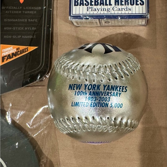 New York Yankees Memorabilia Lot Ltd Edition Baseball, Snoopy Pez, cards, flip - Picture 5 of 16